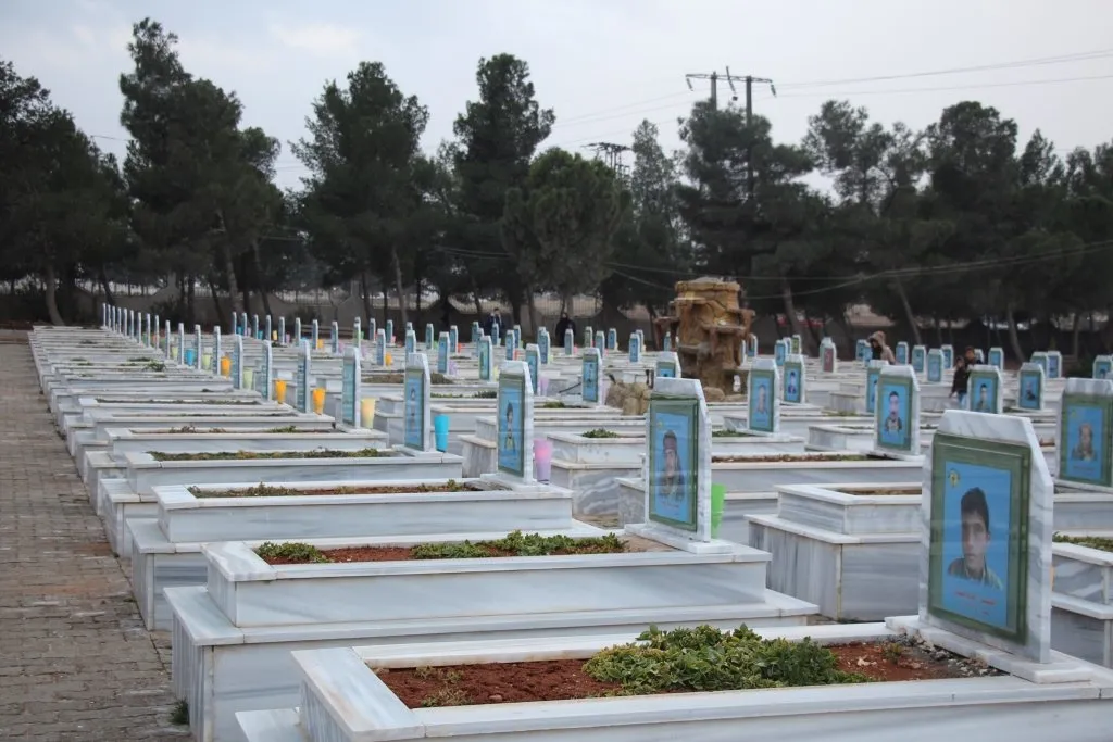 Li Minbicê şehîdên meha Çileyê li ser gorên wan hatin bibîranîn