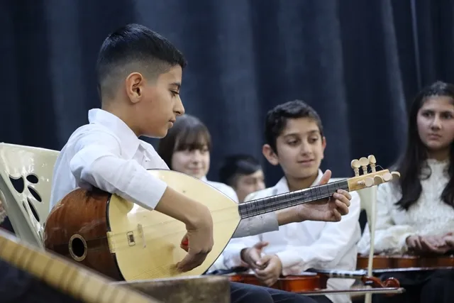Koma Orkestarayê ya Zarokên Rojava şahiyek li Qamişlo li dar xist