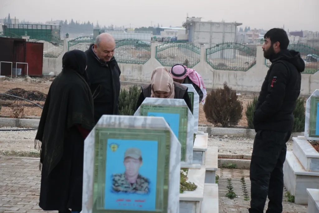 Li Minbicê şehîdên meha Çileyê li ser gorên wan hatin bibîranîn