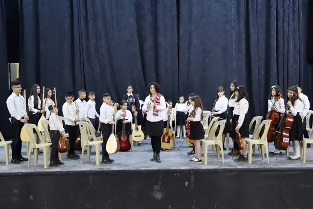Koma Orkestarayê ya Zarokên Rojava şahiyek li Qamişlo li dar xist