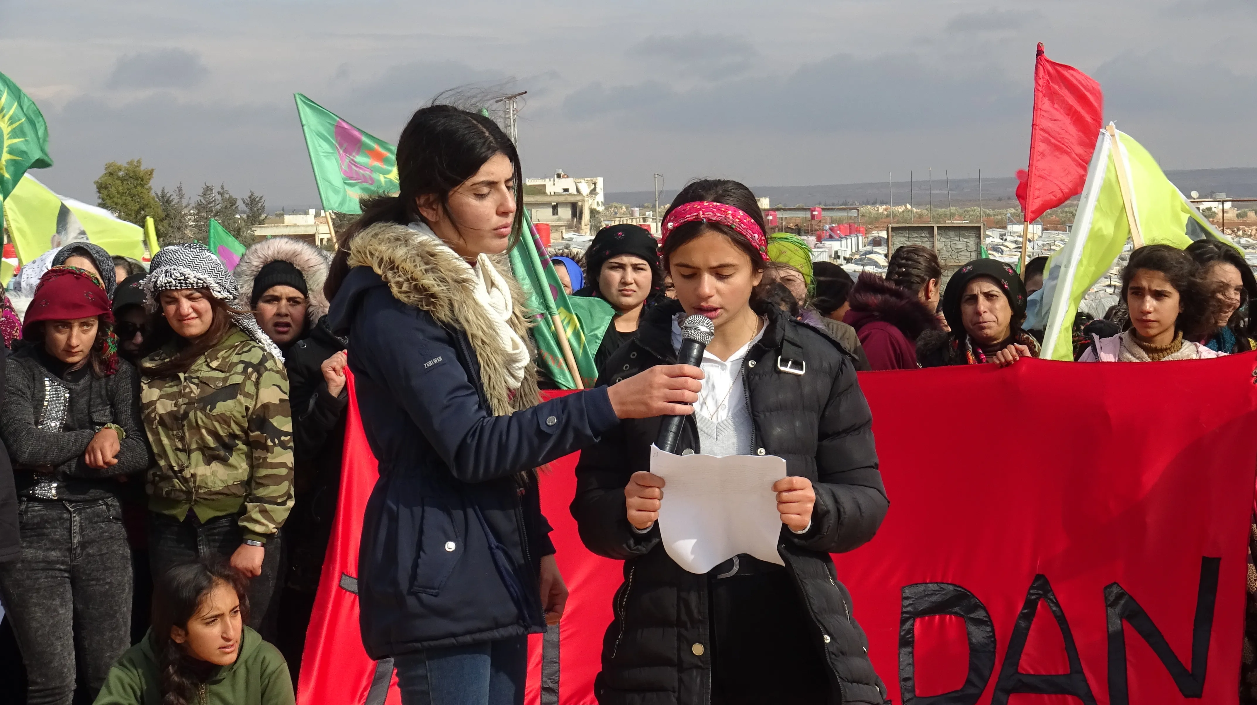 Li Şehbayê jinên ciwan meşek li dar xist