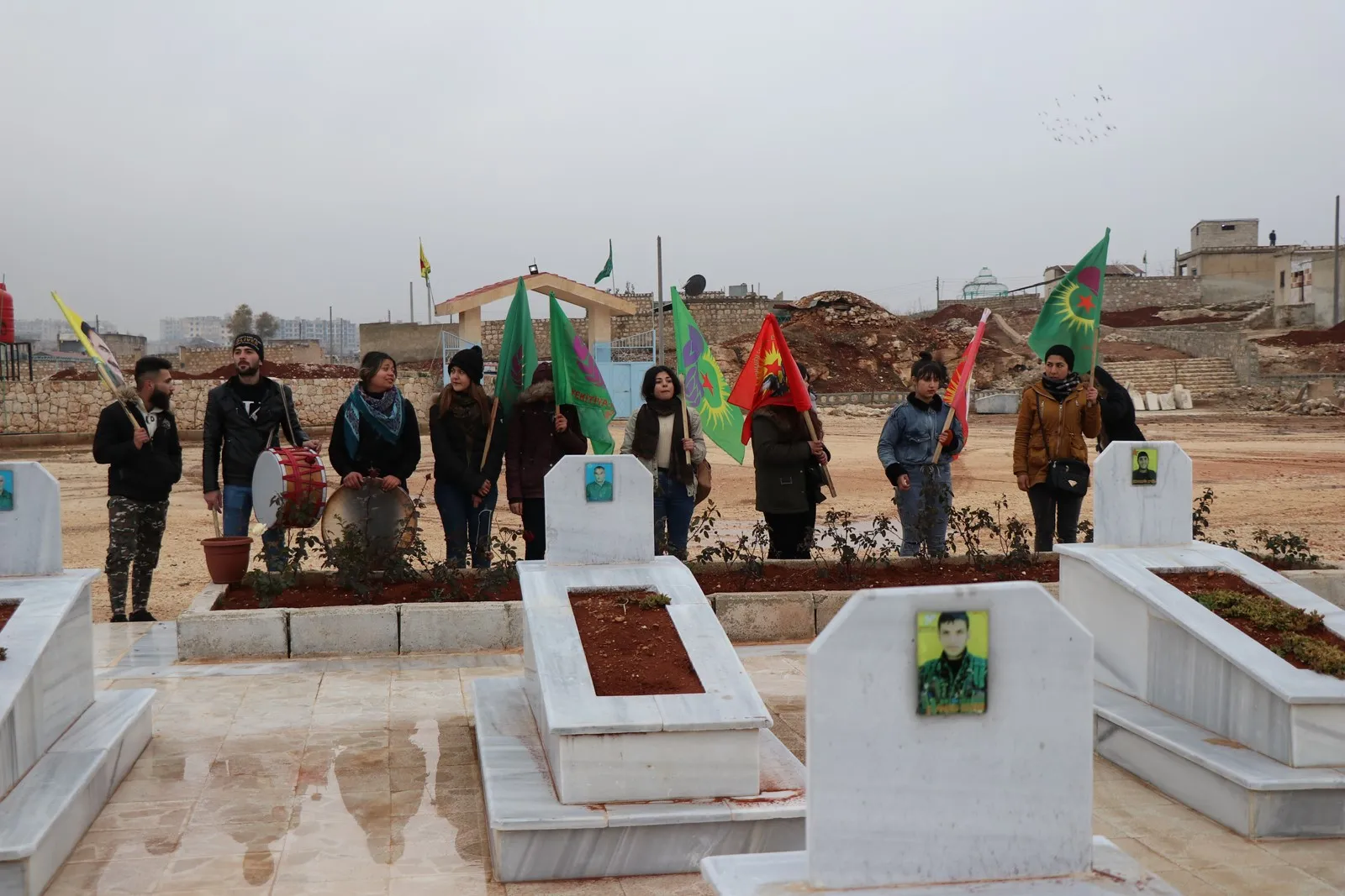 Bi boneya salvegera rizgarkirina Kobanê ciwanan kulîlk li ser gorên şehîdan çandin