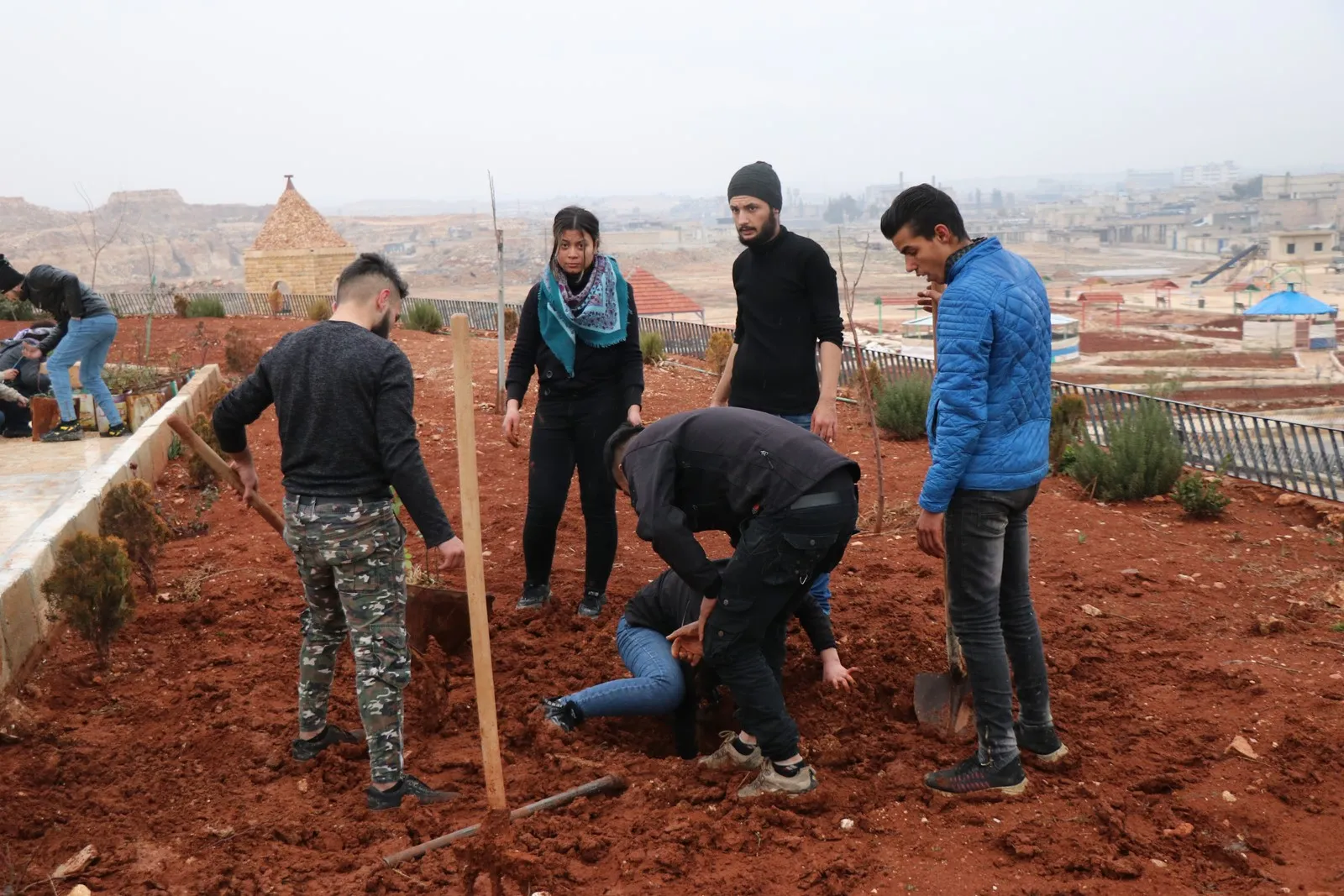 Bi boneya salvegera rizgarkirina Kobanê ciwanan kulîlk li ser gorên şehîdan çandin