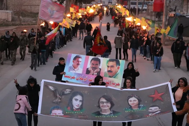 Ciwanên Efrînê li dijî êrişên dagirkeriyê meşek bi meşeleyan li dar xist