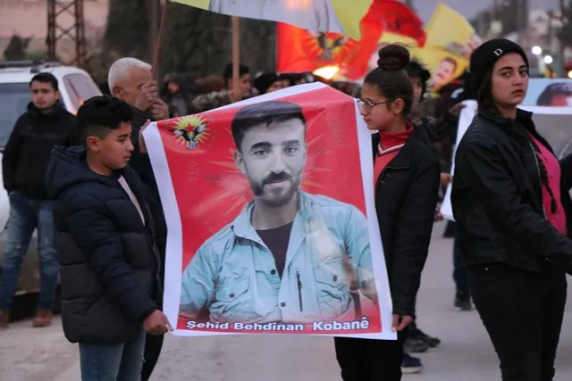 Ciwanên Efrînê li dijî êrişên dagirkeriyê meşek bi meşeleyan li dar xist