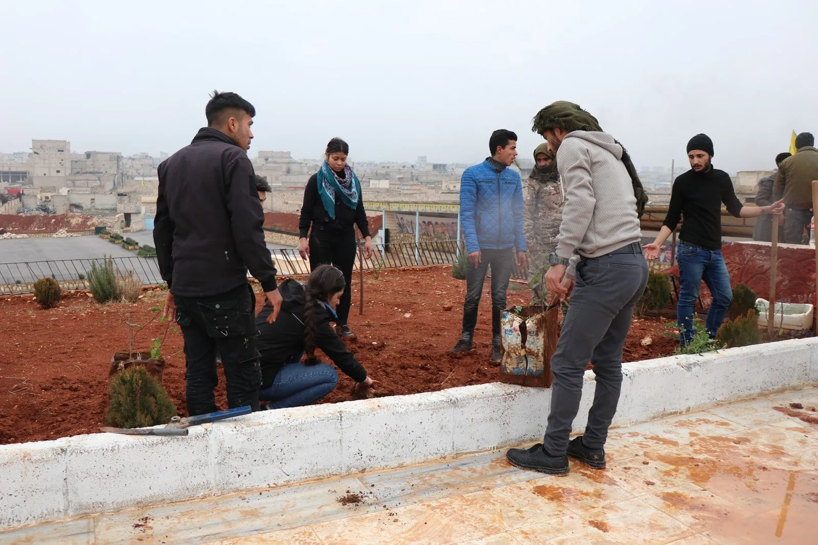 Bi boneya salvegera rizgarkirina Kobanê ciwanan kulîlk li ser gorên şehîdan çandin