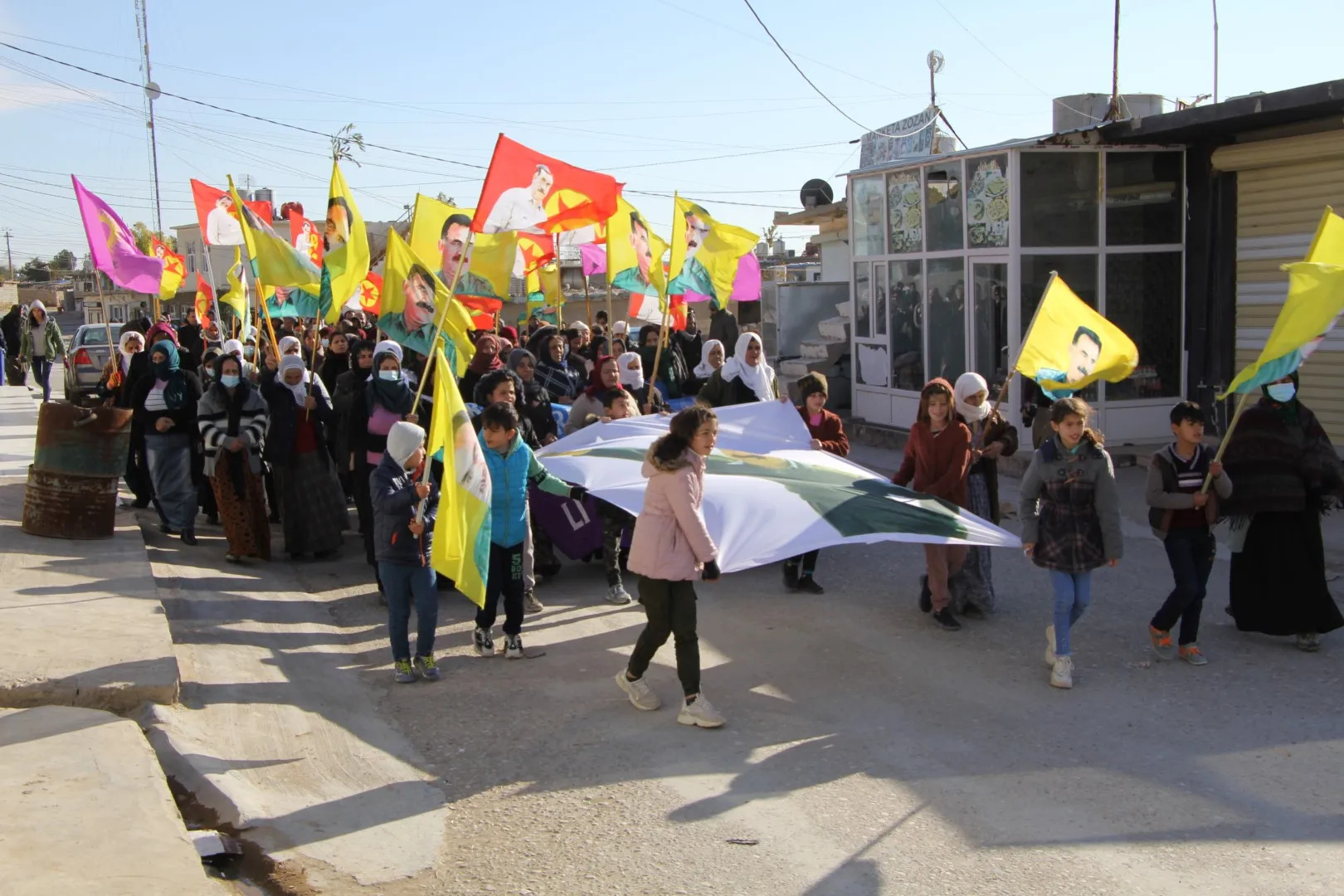 Şêniyên Mexmûrê ji bo Efrînê meşiyan