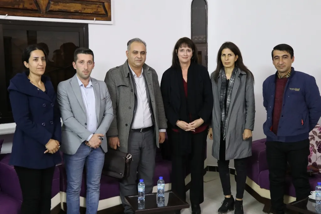 Komîteya Koçberên Serêkaniyê hevdîtin bi Nadine Maenza re pêk anî