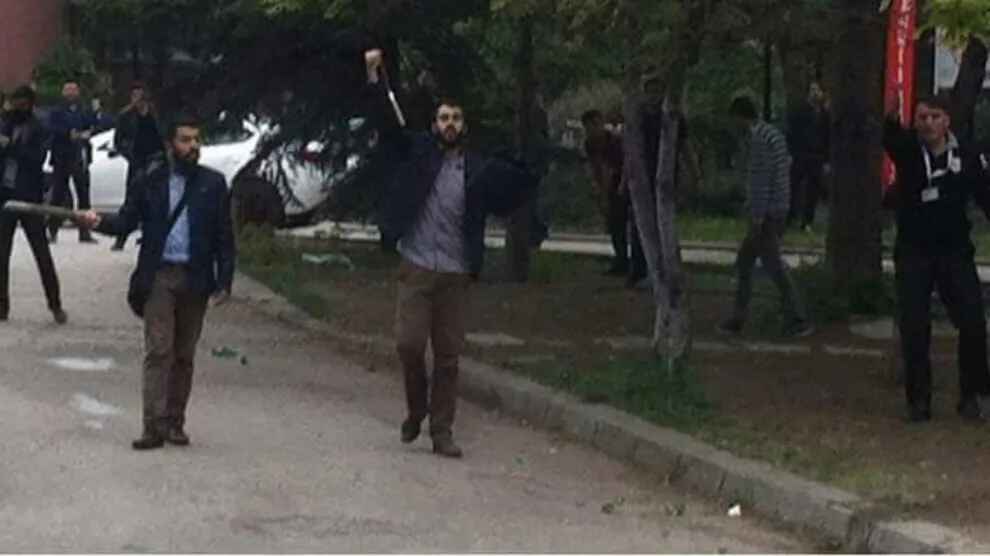 ​​​​​​​Li Enqerê  faşîstan êrişî 3 ciwanên Kurd kirin
