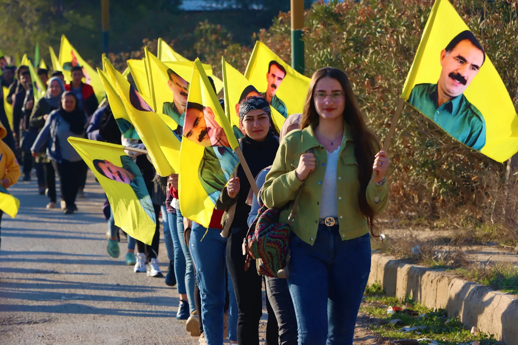 Ji bo şermezarkirina komployê şêniyên Girbawiyê ber bi Qamişloyê ve dimeşin