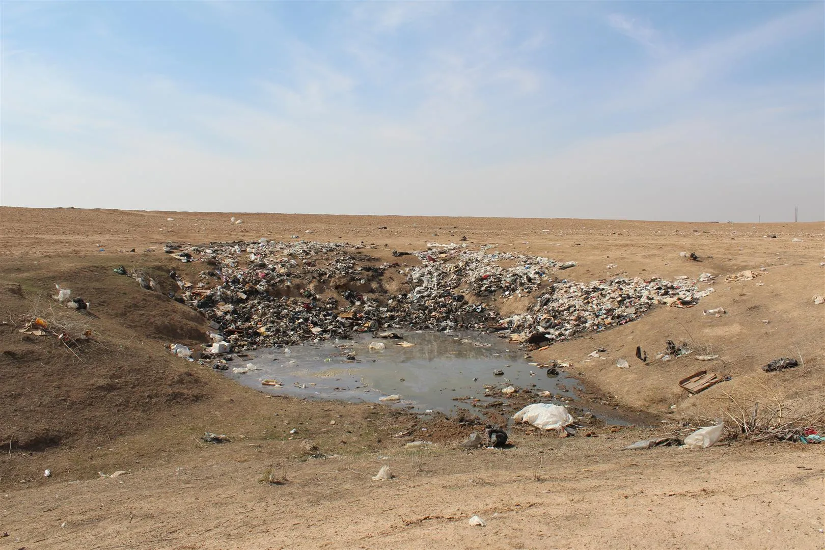Rêxistinên di kampa Holê de çopê li navçeyê belav dikin