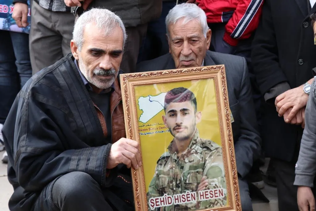 ​​​​​​​Bi hezaran şêniyên Amûdê 5 şehîdên Gurzê Gelan oxir kirin