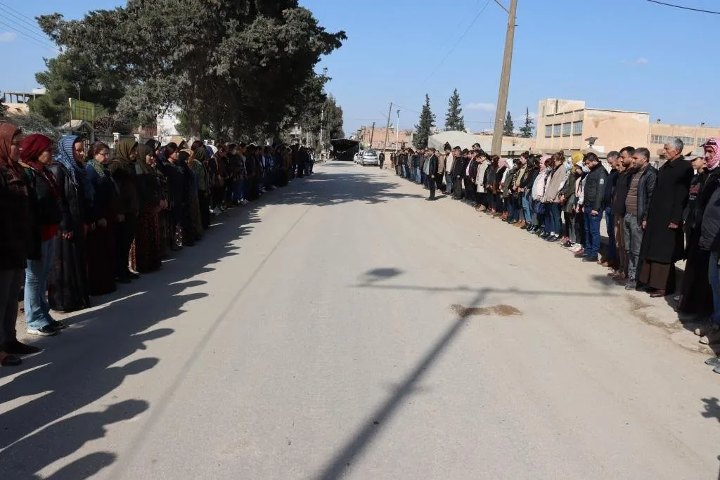 ​​​​​​​Şêniyên Dirbêsiyê ji bo şehîdên pêngava Gurzê Gelan deqeyeke rêzgirtin sekinîn