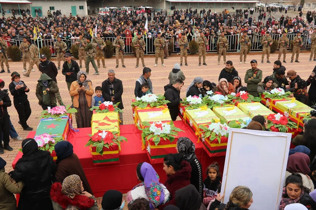 Bi hezaran şêniyên Dêrikê 7 şehîdan oxir kirin