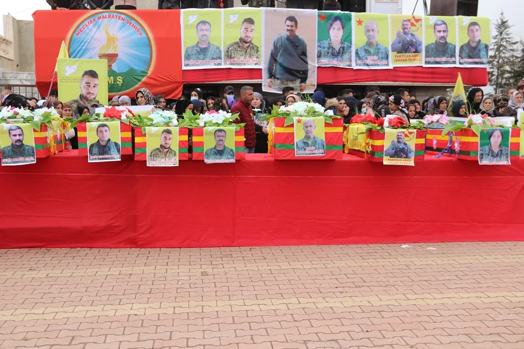 Bi hezaran şêniyên Dêrikê 7 şehîdan oxir kirin