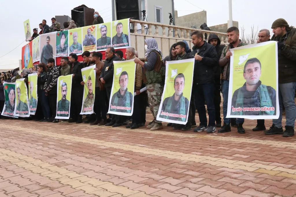Bi hezaran şêniyên Dêrikê 7 şehîdan oxir kirin