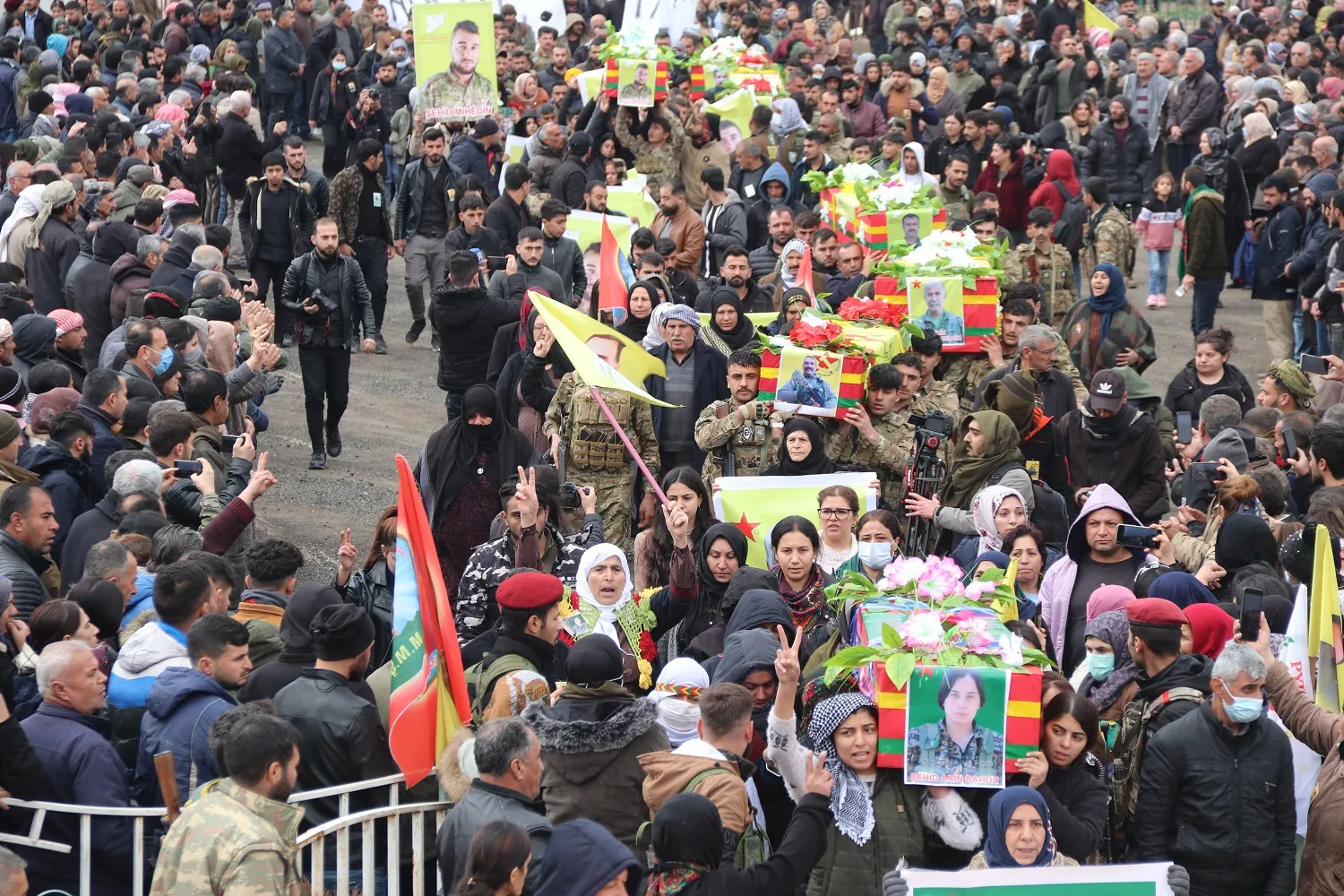 Bi hezaran şêniyên Dêrikê 7 şehîdan oxir kirin