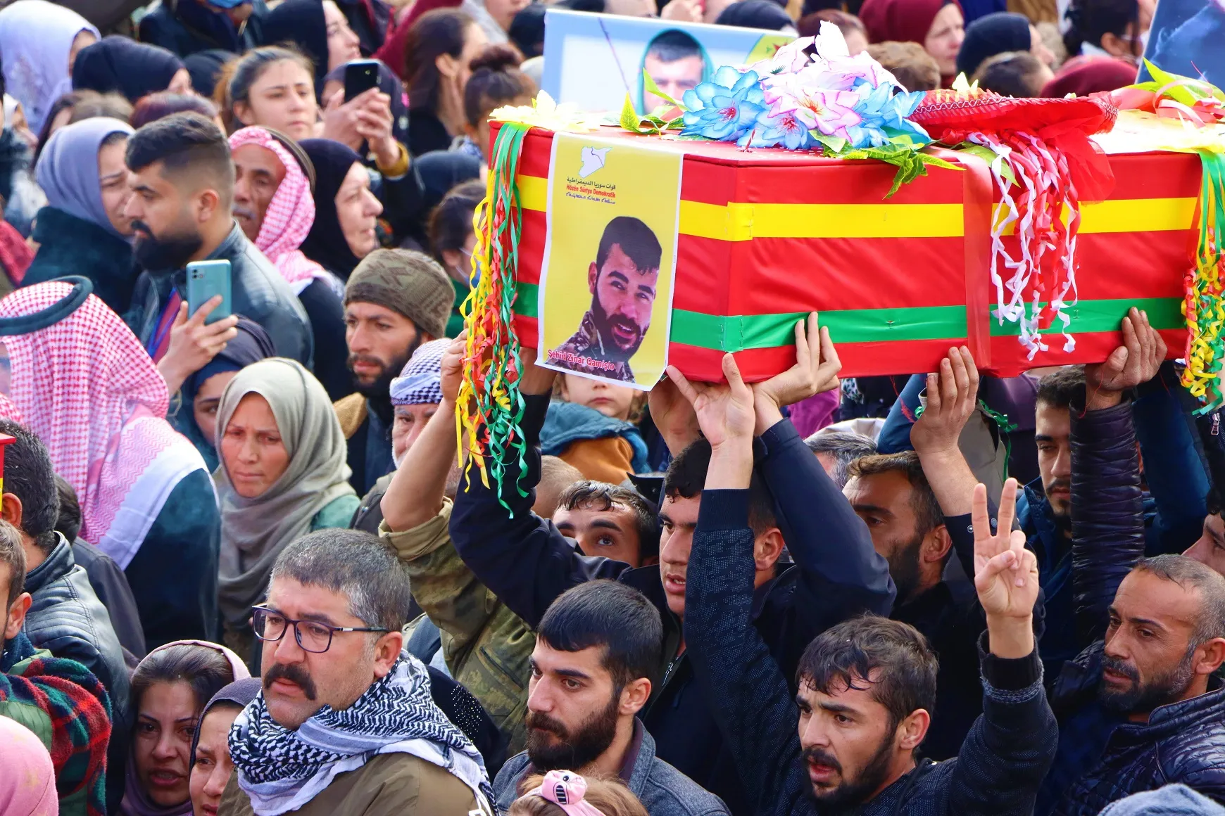 ​​​​​​​Bi deh hezaran şêniyên Qamişloyê şehîdên Gurzê Gelan oxir kir-HAT NÛKİRİN