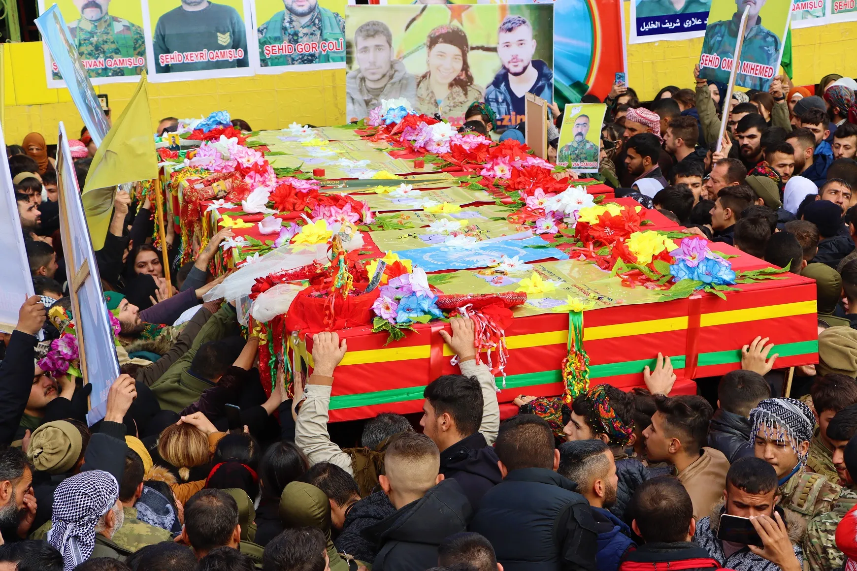 ​​​​​​​Bi deh hezaran şêniyên Qamişloyê şehîdên Gurzê Gelan oxir kir-HAT NÛKİRİN