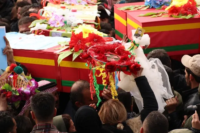 Wêneyên merasîma oxirkirina 12 şehîdan li Qamişloyê