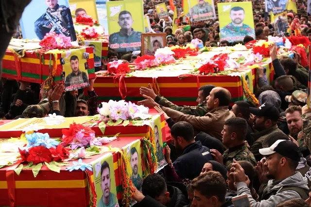 Wêneyên merasîma oxirkirina 12 şehîdan li Qamişloyê