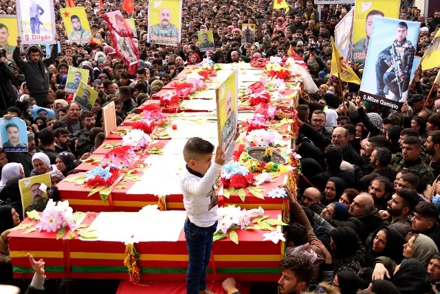 Wêneyên merasîma oxirkirina 12 şehîdan li Qamişloyê