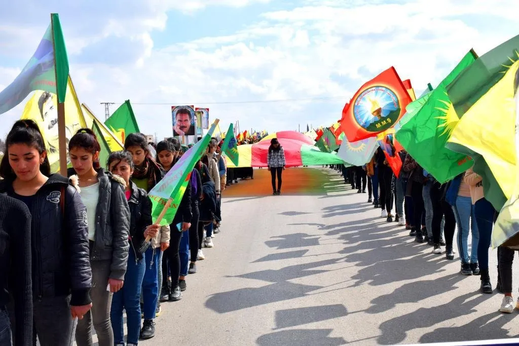 Şêniyên Bakur û Rojhilatê Sûriyê ji bo şermezarkirina komployê daketin qadan