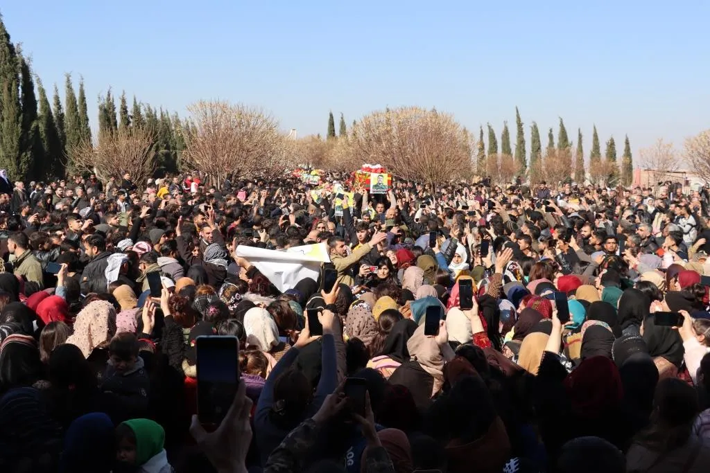 Li Dirbêsiyê bi hezeran şehîdên Pêngava Gurzê  Gelan oxir kirin