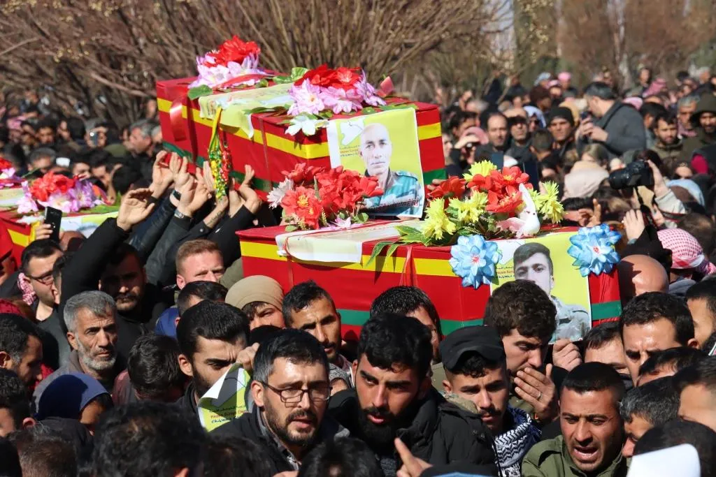 Li Dirbêsiyê bi hezeran şehîdên Pêngava Gurzê  Gelan oxir kirin