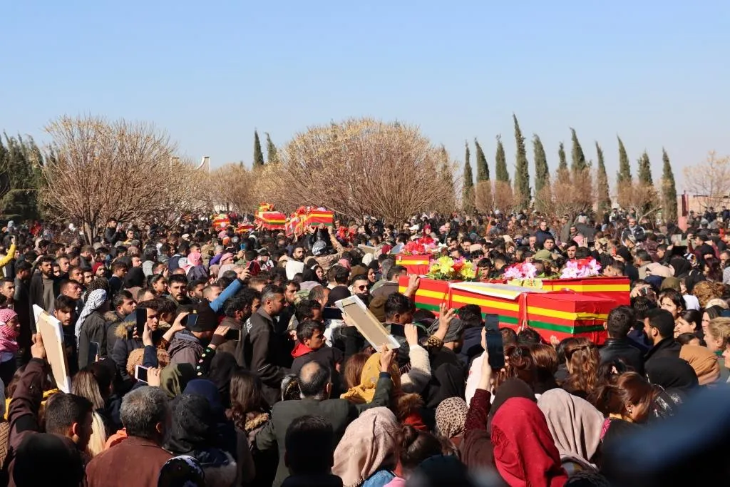 Li Dirbêsiyê bi hezeran şehîdên Pêngava Gurzê  Gelan oxir kirin