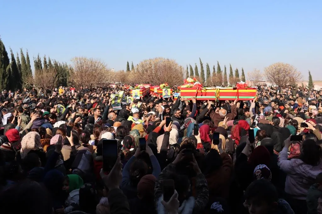 Li Dirbêsiyê bi hezeran şehîdên Pêngava Gurzê  Gelan oxir kirin