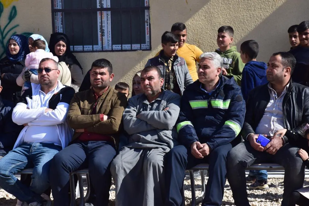 Rêveberiya Xweser 35 xwendekarên serkeftî yên li kampa Serêkaniyê xelat kirin