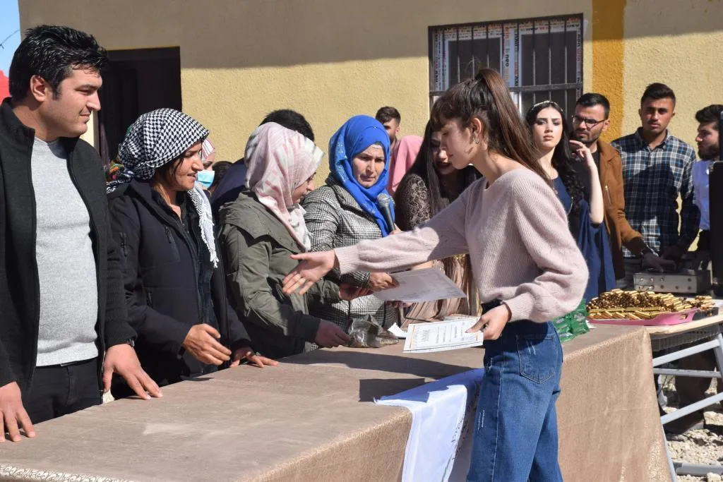 Rêveberiya Xweser 35 xwendekarên serkeftî yên li kampa Serêkaniyê xelat kirin