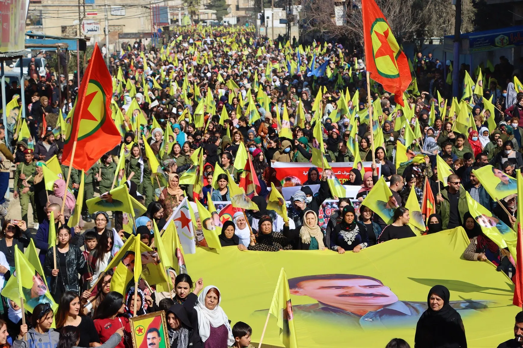 Bi deh hezaran şêniyên Qamişloyê li dijî komployê meşiyan