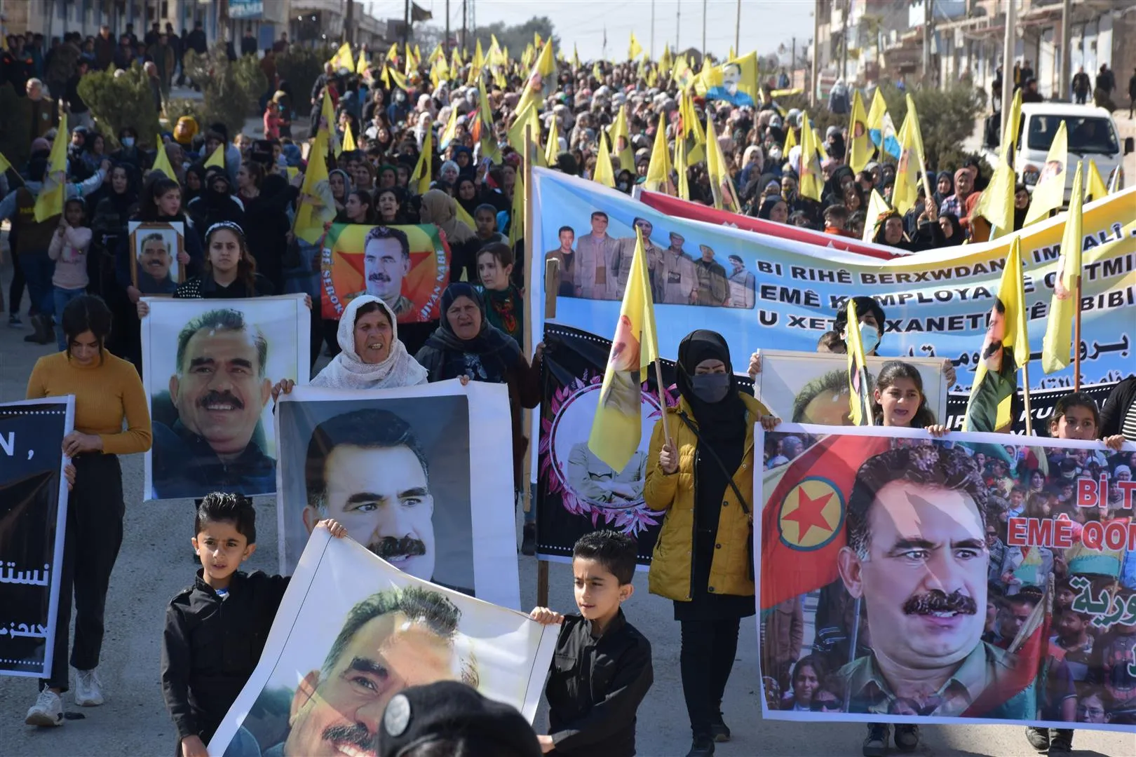 Bi deh hezaran şêniyên Qamişloyê li dijî komployê meşiyan