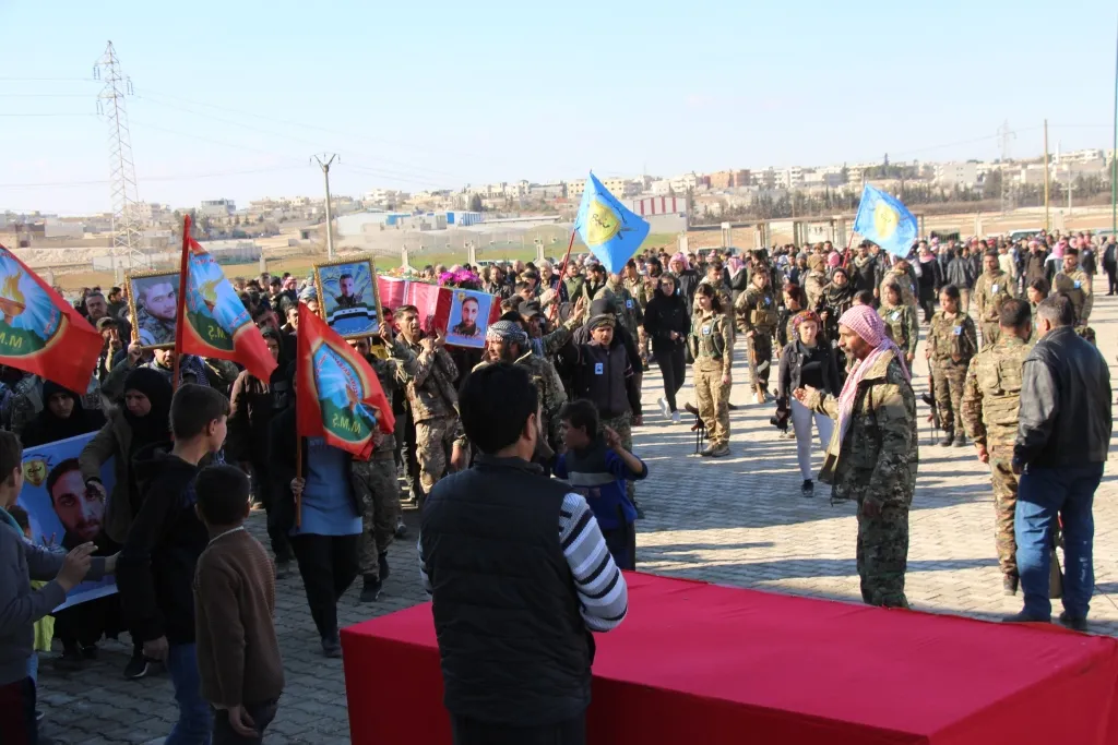 ​​​​​​​Cenazeyê şehîd El-Himêdî li Minbicê hat veşartin