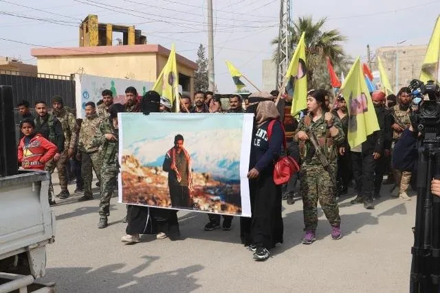 Şêniyên Dêrazorê li dijî komploya 15'ê Sibatê meşiyan