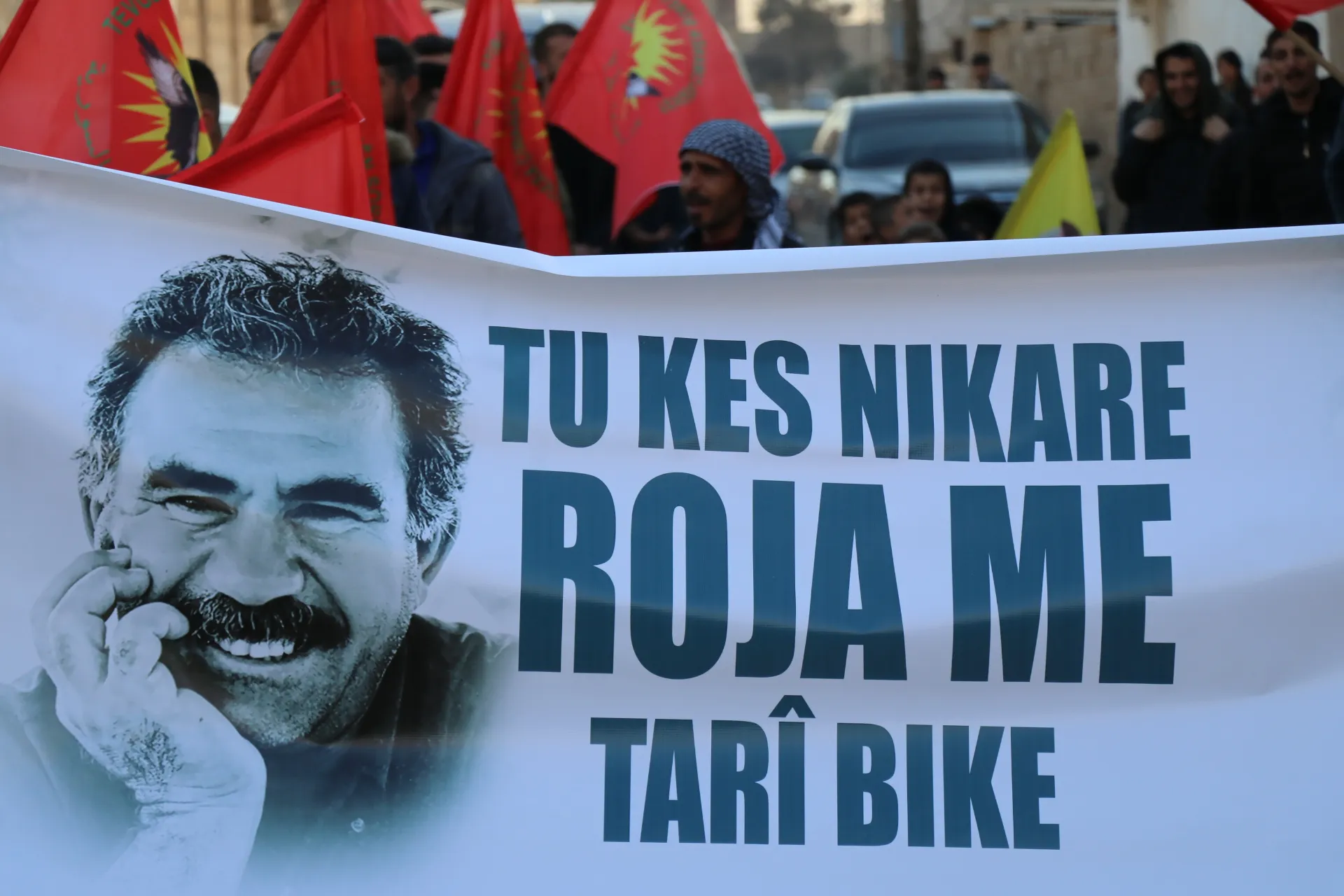 Ciwanên şoreşger li Qamişloyê li dijî Komploya 15'ê Sibatê meşiyan