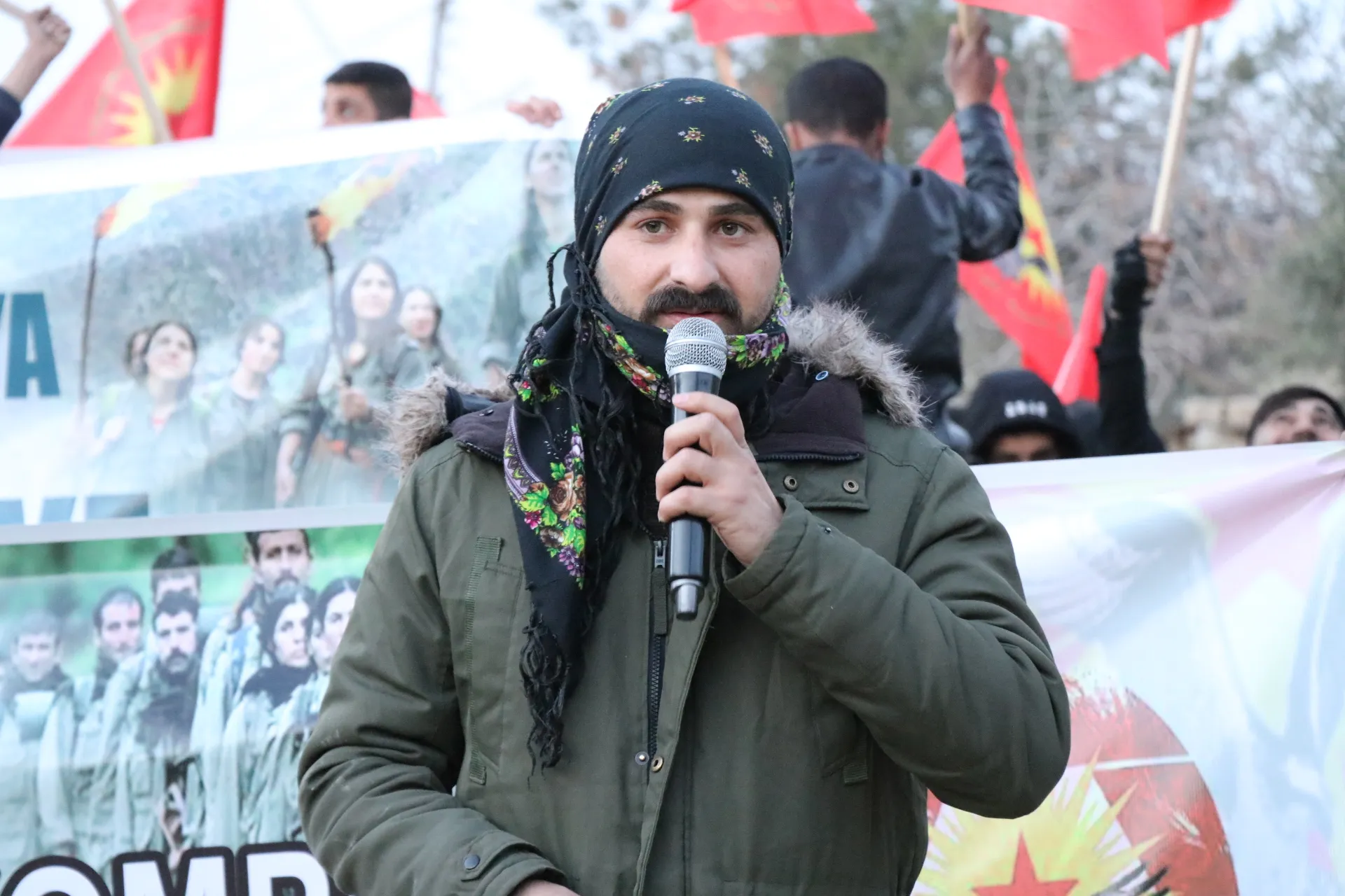 Ciwanên şoreşger li Qamişloyê li dijî Komploya 15'ê Sibatê meşiyan