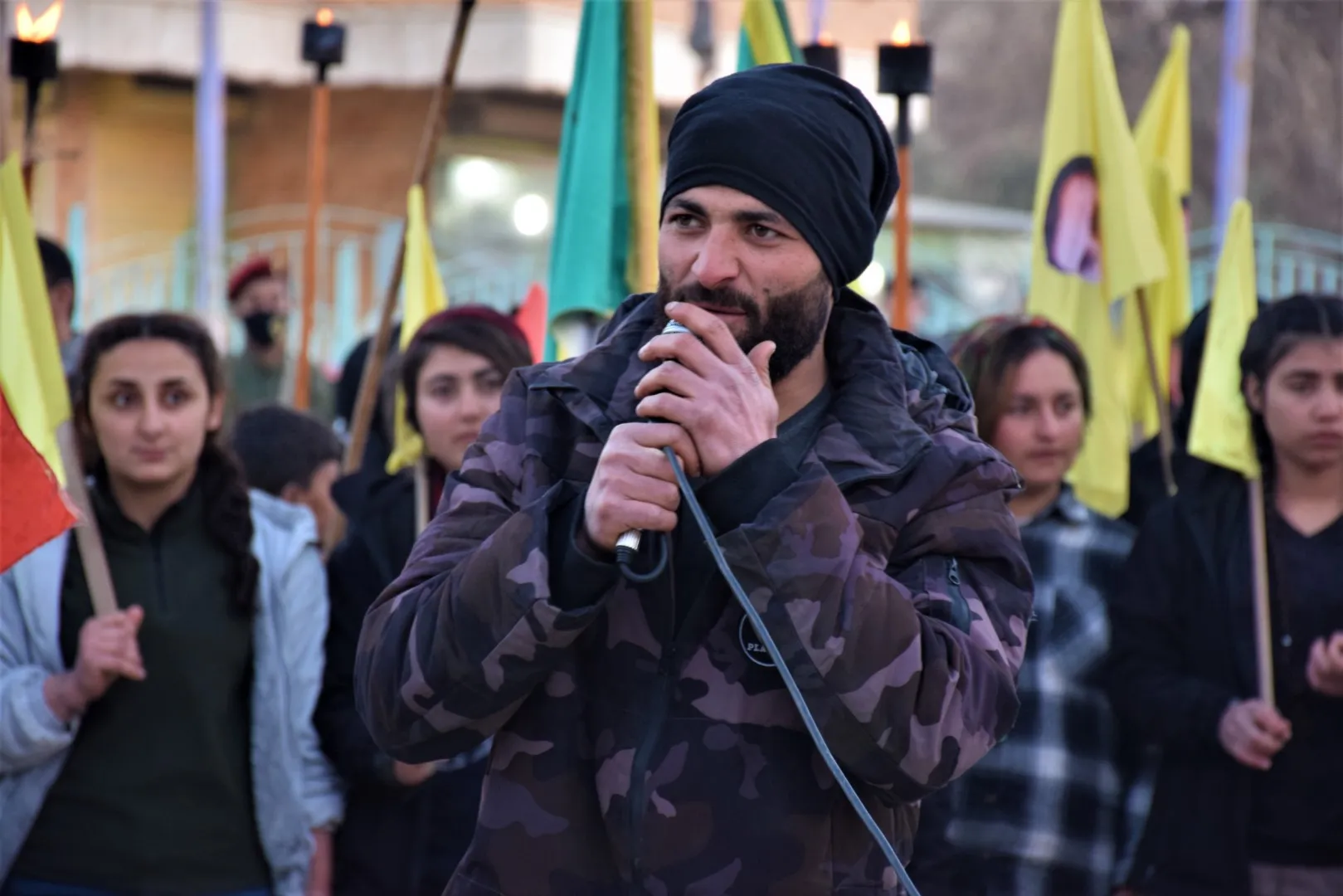 Bi diruşma "Tev li cenga azadiyê bibin" ciwanan meşek li dar xist
