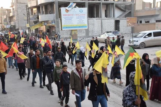 Ciwanên Hesekê li dijî komployê meşiyan