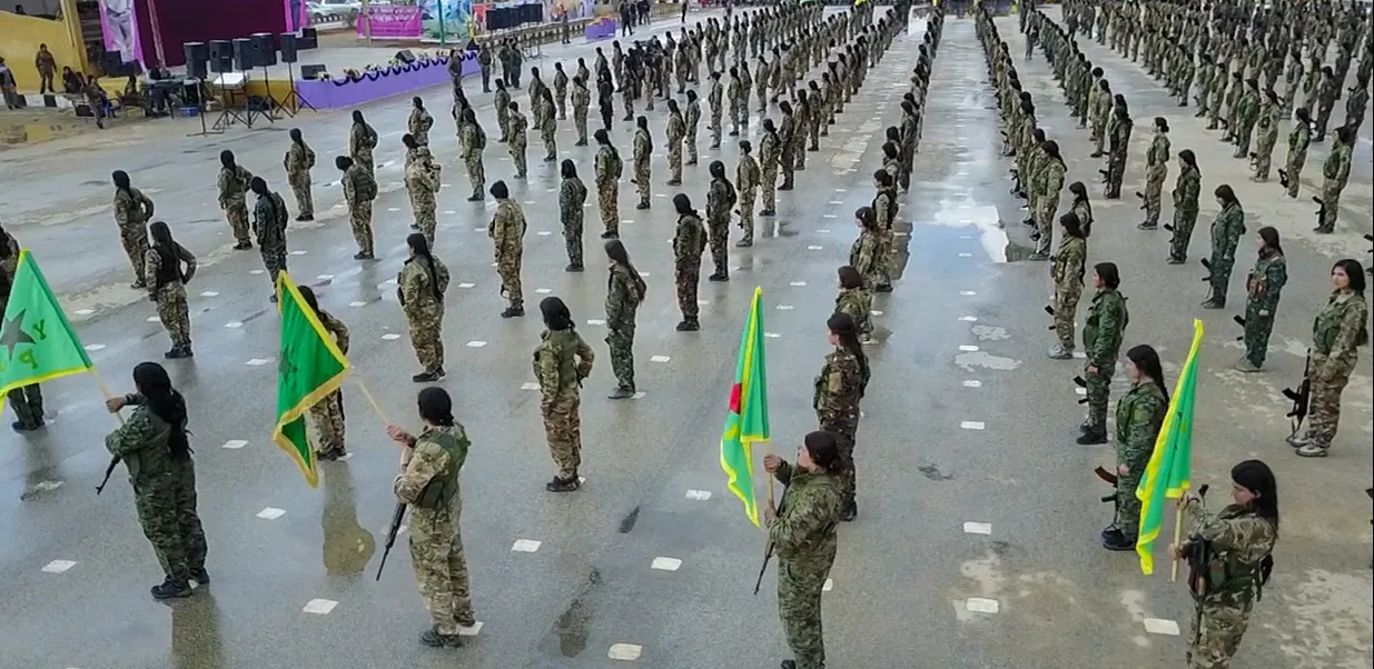 Bi wêne û dîmen YPJ`ê li Reqayê toraneke leşkerî li dar xist