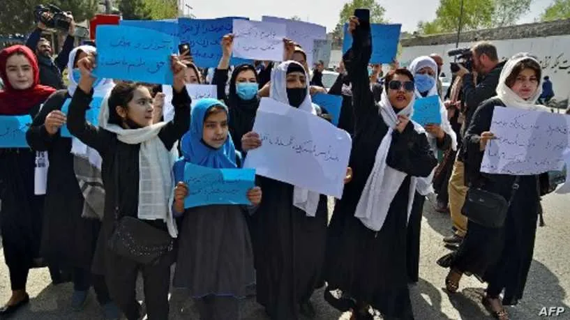 Jinên Efgan girtina dibistanên amadehî yên jinan protesto kir