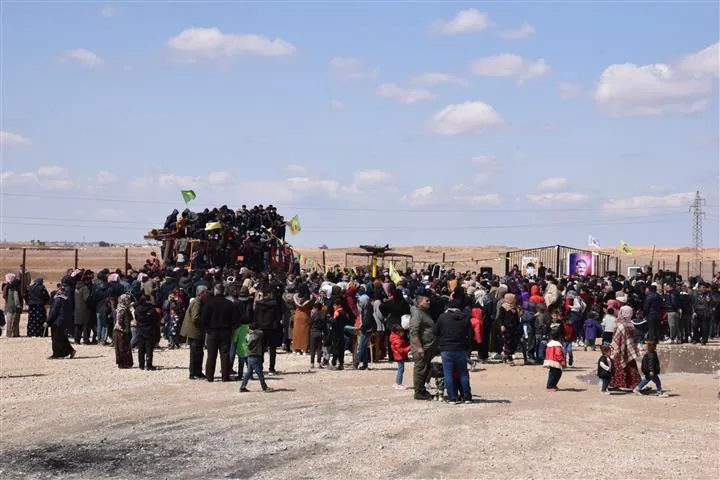 Koçberên Serêkaniyê careke din dûrî warên xwe agirê Newrozê dada