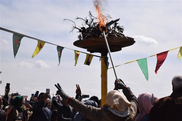 Koçberên Serêkaniyê careke din Newroz dûrî warên xwe agirê Newrozê dada