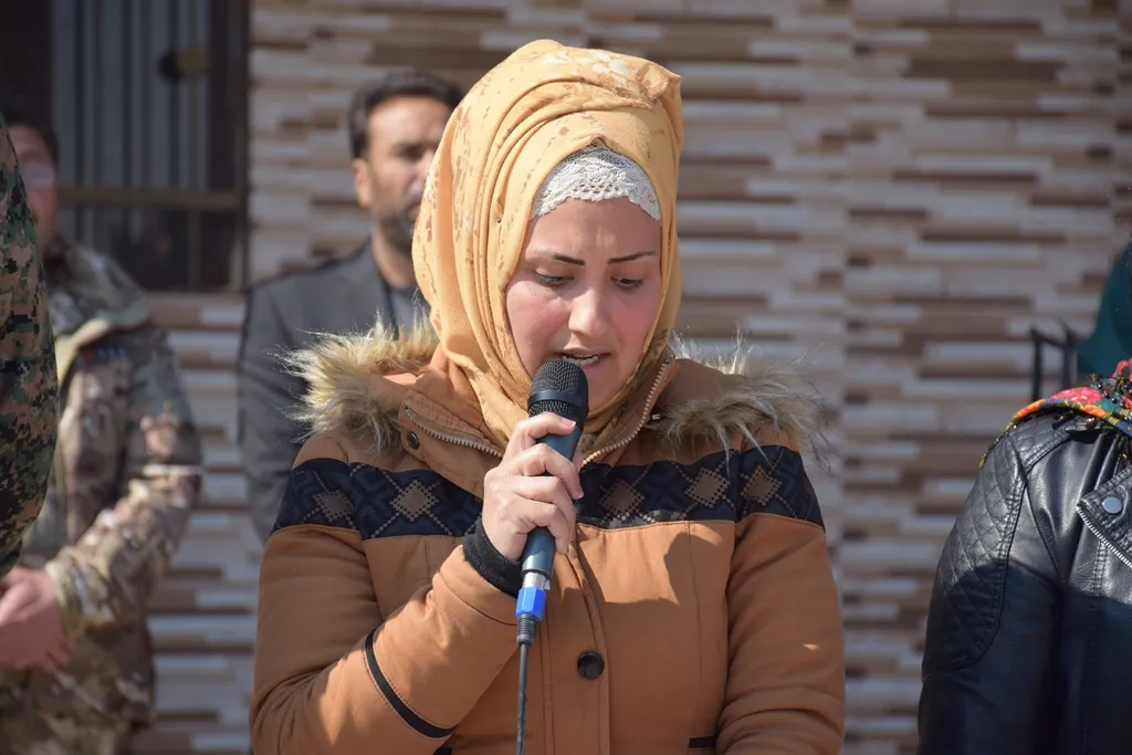 Şehîd Ehmed Newaf Ziyab li goristana şehîdan a Şedadê spartin axê
