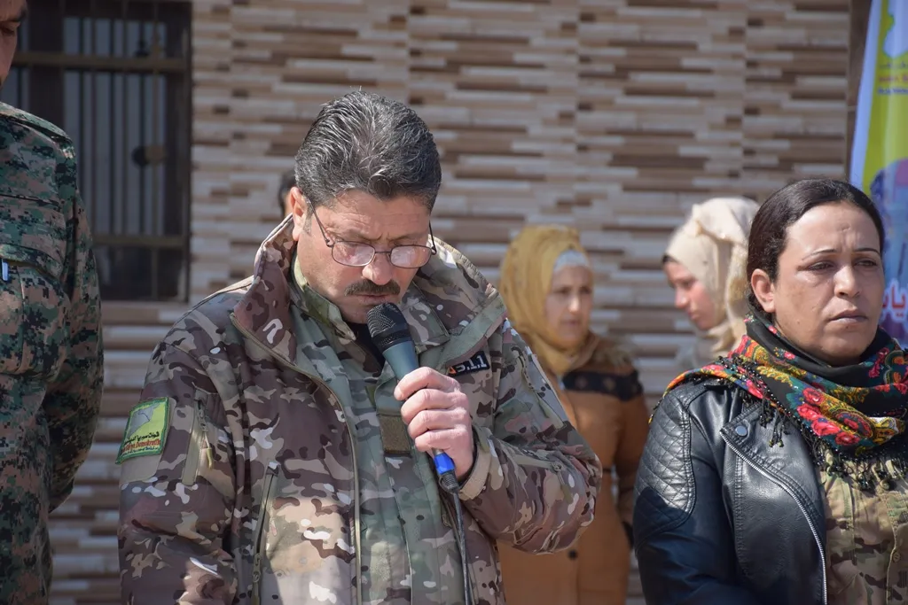 Şehîd Ehmed Newaf Ziyab li goristana şehîdan a Şedadê spartin axê