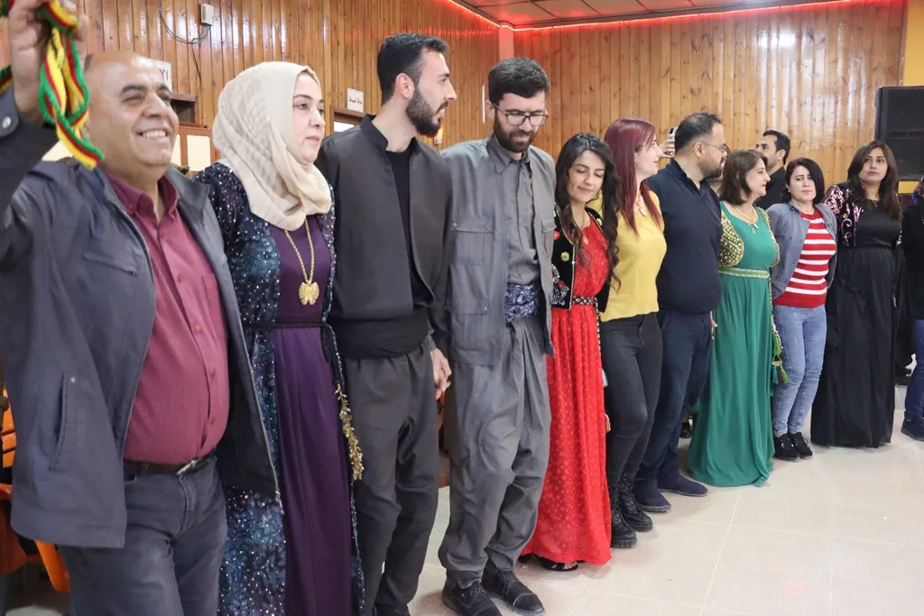 81 mamosteyên ji Zanîngeha Rojava derçûne hatin xelatkirin