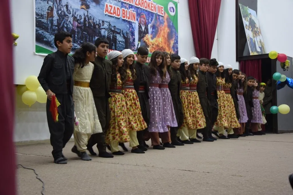 Li Kobanê zarokan Newroz pîroz kir