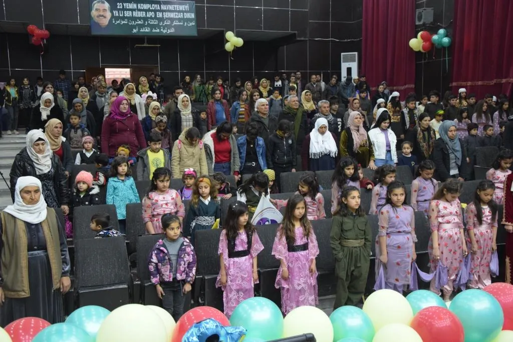 Li Kobanê zarokan Newroz pîroz kir